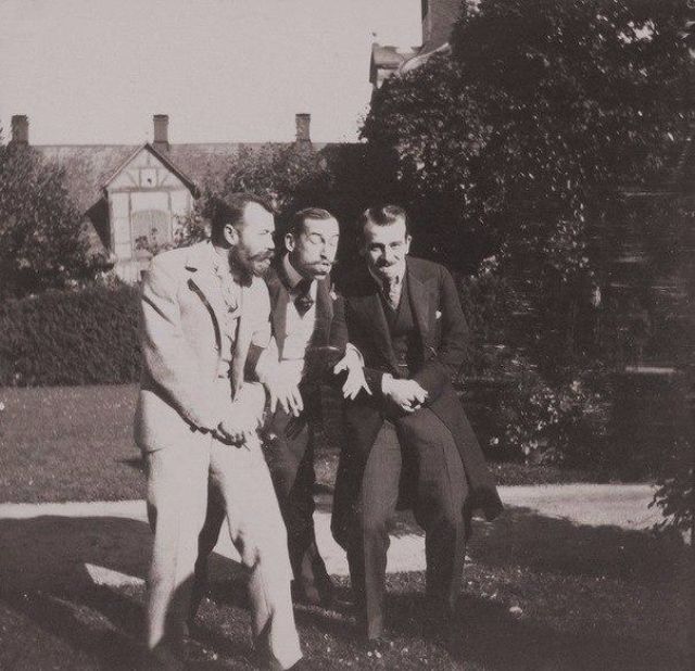 Император Николай II дурачится с друзьями на фотографиях 1899 года 