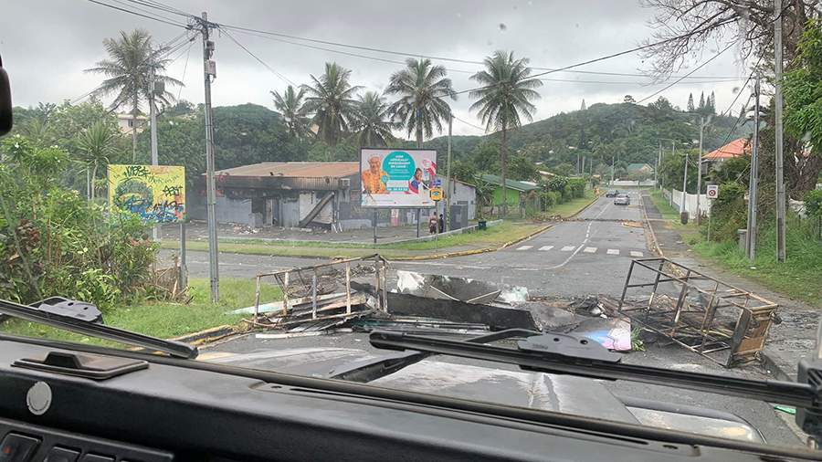 Эксперт назвал беспорядки в Новой Каледонии гражданской войной во Франции