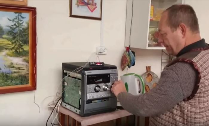 Как в домашних условиях «заставить» устаревший музыкальный центр читать музыку с флешки Как в домашних условиях «заставить» устаревший музыкальный центр читать музыку с флешки вторая жизнь,гаджеты,мир,музыкальный центр,ремонт,технологии