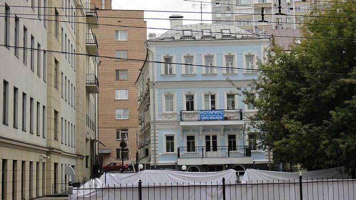 Дом № 10 по Нащокинскому переулку сегодня выглядит неузнаваемым. wikimedia / Bogdanov-62