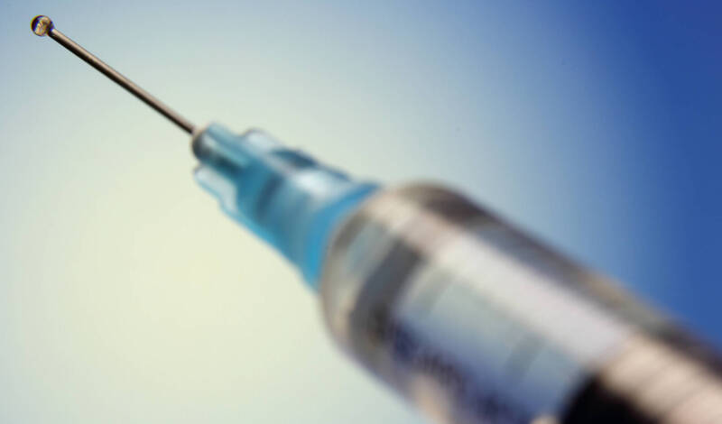 Вирусологи высказались по поводу вакцинации просроченными препаратами