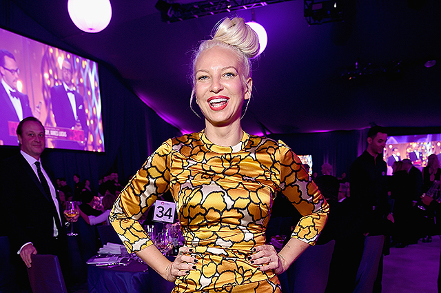 Певица Sia стала бабушкой 