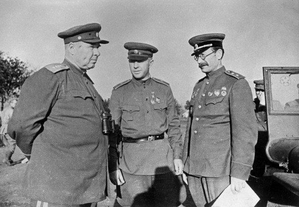 Генерал Апанасенко (крайний слева) на Воронежском фронте