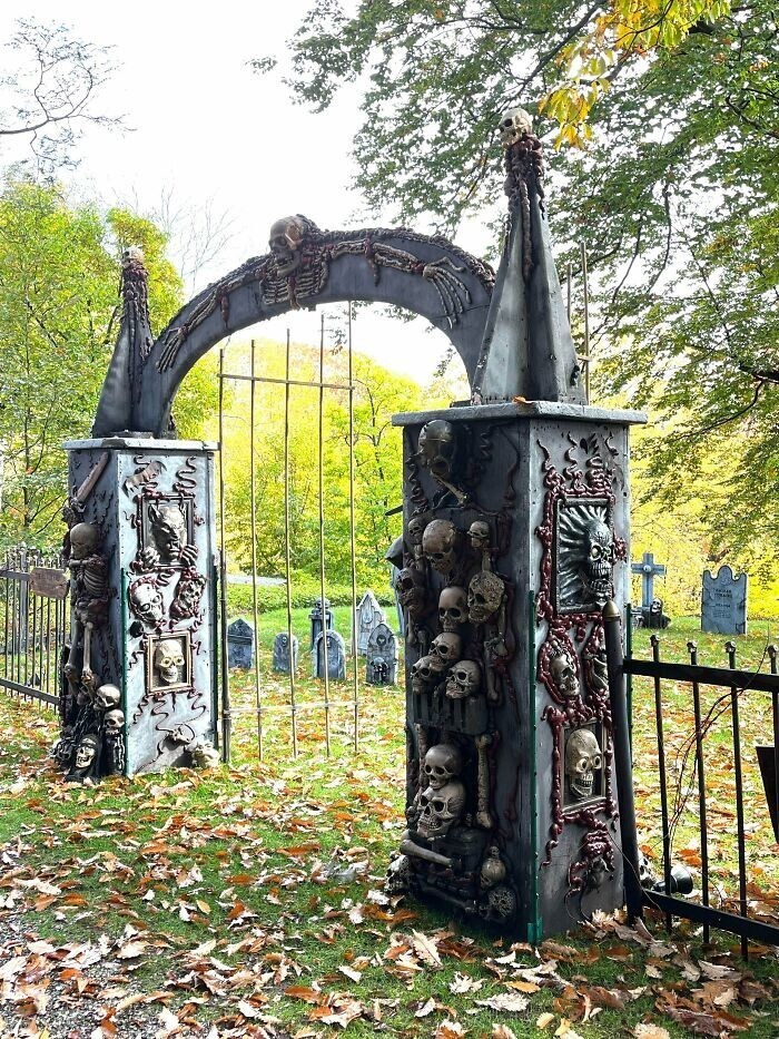 26. "Я сделал эти кладбищенские ворота из изоляционной пены, пластиковых скелетов, аэрозольной пены и краски"
