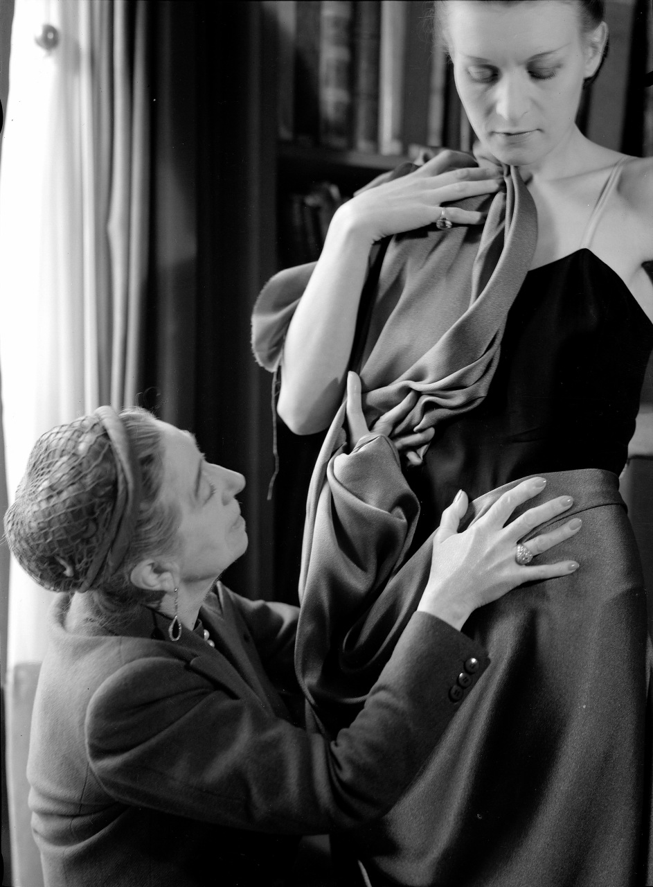 Жанна Ланвен с моделью на примерке, 30-е