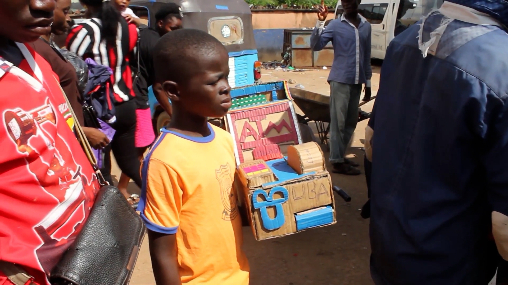 Десятилетний нигериец собрал копию банкомата из картонной коробки Общество