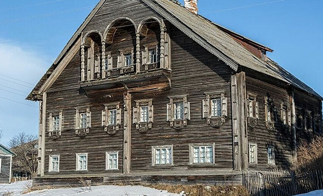 Осмотр гигантской бревенчатой избы Севера: дому больше 100 лет, и он построен без единого гвоздя Культура