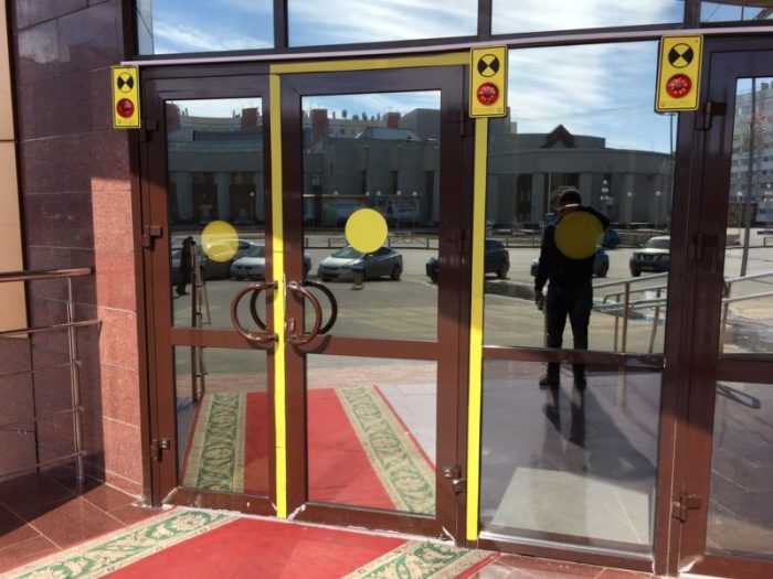 Зачем нужны желтые круги на дверях торговых центров 