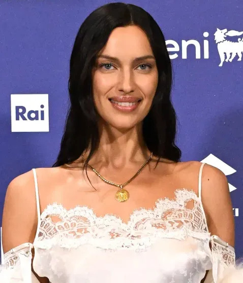 Ирина Шейк в кружевной комбинации и мехах посетила фестиваль в Сан-Ремо Ирина Шейк в кружевной комбинации и мехах посетила фестиваль в Сан-Ремо Брэдли Купер,ирина джиджи хадид,Ирина Шейк,карло конти