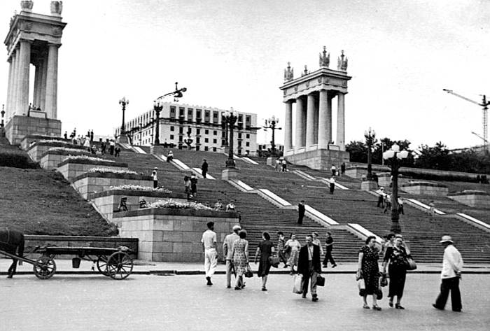 Набережная Сталинграда, восстановленная после войны. /Фото: rossaprimavera.ru Набережная Сталинграда, восстановленная после войны. /Фото: rossaprimavera.ru