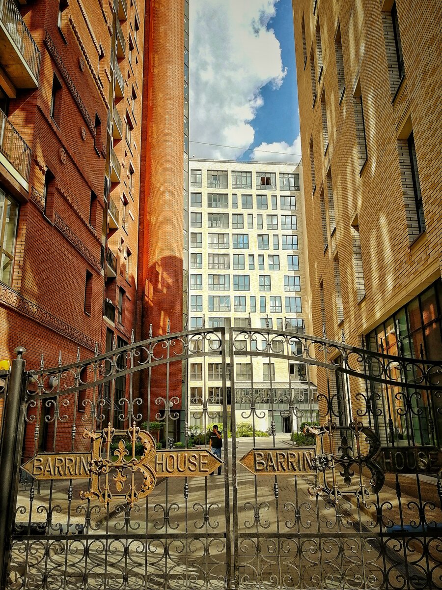 Откуда у людей столько денег?  Рядом со мной жилой комплекс с квартирами от 35 млн.руб и выше! А там уже половина выкуплена!