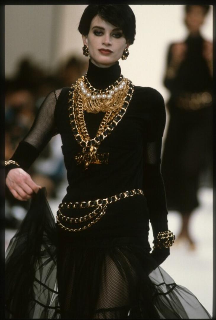 Кристен Макменами в шоу Chanel осень-зима 1991/1992