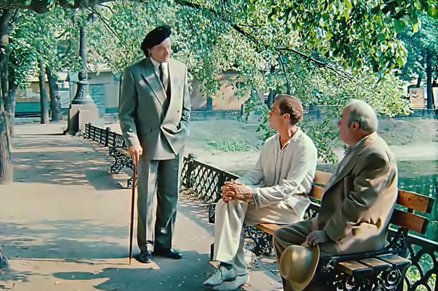 В фильме герои сидят наоборот — спиной к Патриаршим прудам, лицом к Малой Бронной.