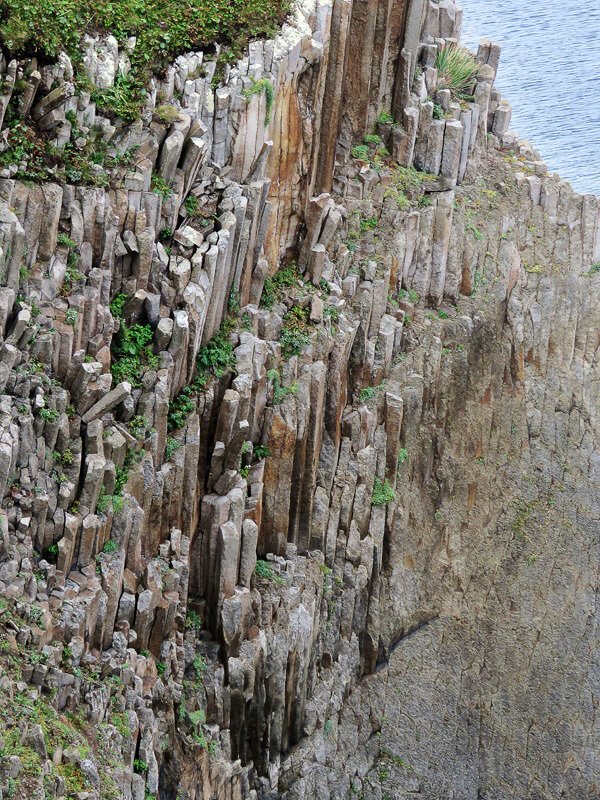 Кунашир: мыс Столбчатый Кунашир: мыс Столбчатый
