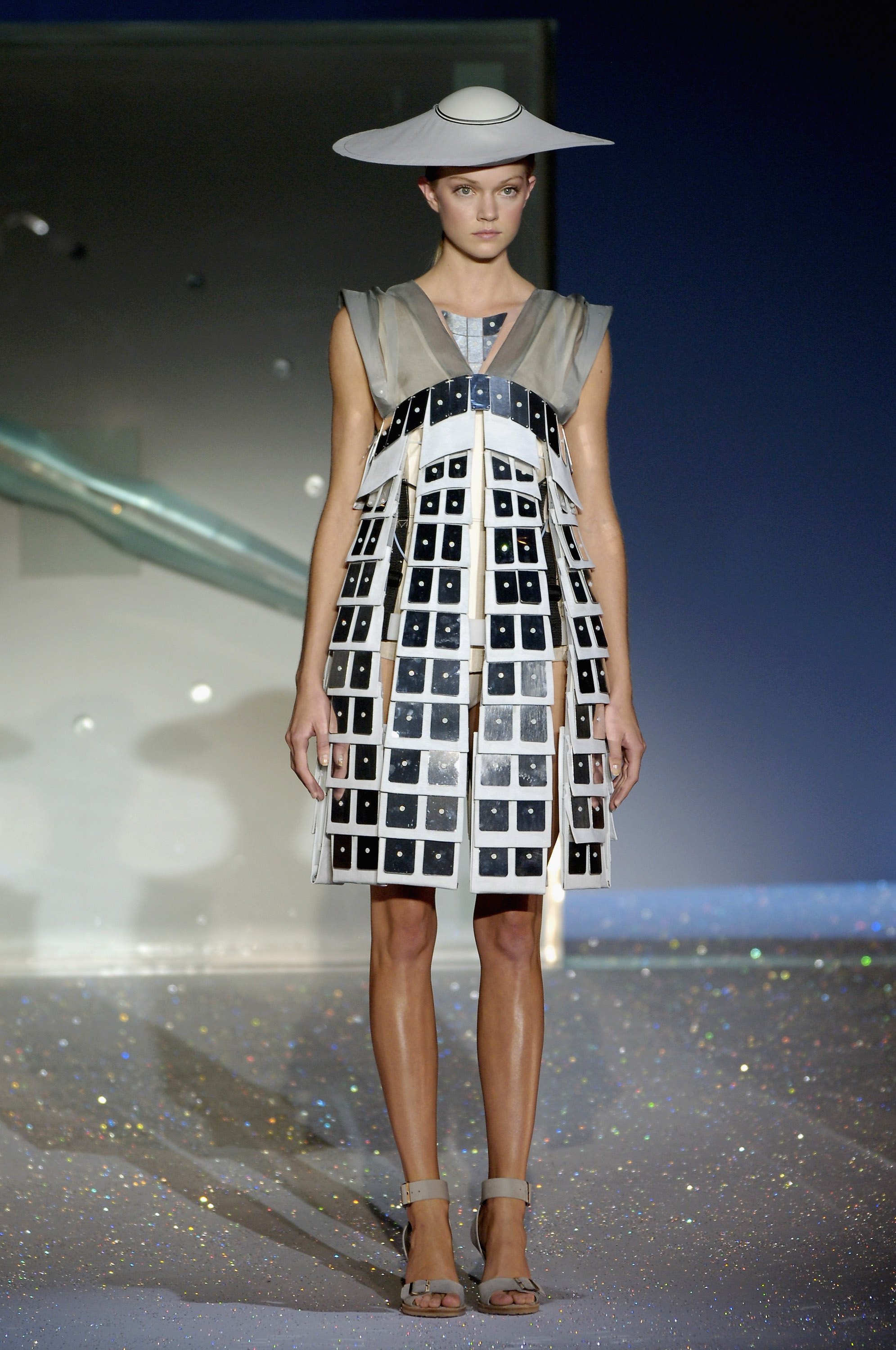 «Живое» платье Hussein Chalayan, весна-лето 2007