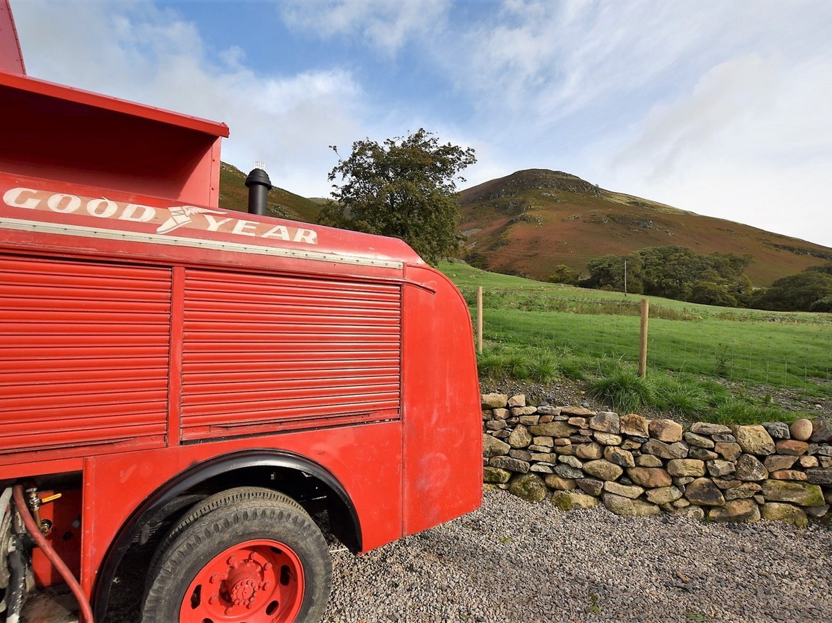 Как старую пожарную машину превратили в уютное жилище Как старую пожарную машину превратили в уютное жилище