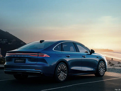 Аналог Toyota Camry и Honda Accord от Geely с запасом хода 2100 км, расходом 2 л на 100 км и мощностью 238 л.с. Geely Galaxy A7 EM-i показали во всей красе