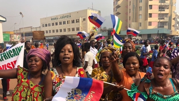 Центральноафриканцы отметили День России праздничным шествием