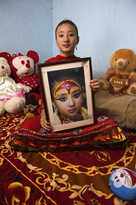 Самита Баджрачарья, 12 лет. Полгода назад девочка вернулась к земной жизни, пока с трудом ходит в школу богини, девушки, непал