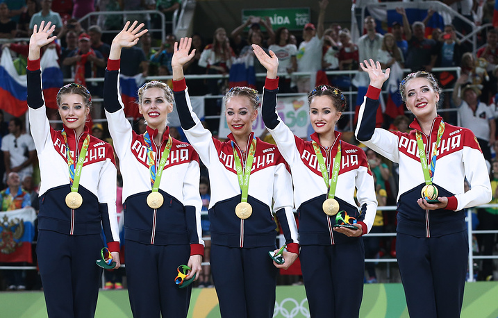 Российские спортсменки, завоевавшие золотые медали в соревнованиях по художественной гимнастике в групповом многоборье