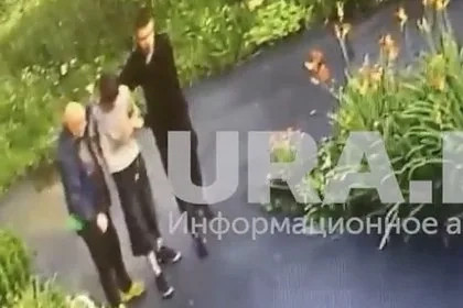 Россиянин со взрослым сыном избили школьника и попали на видео