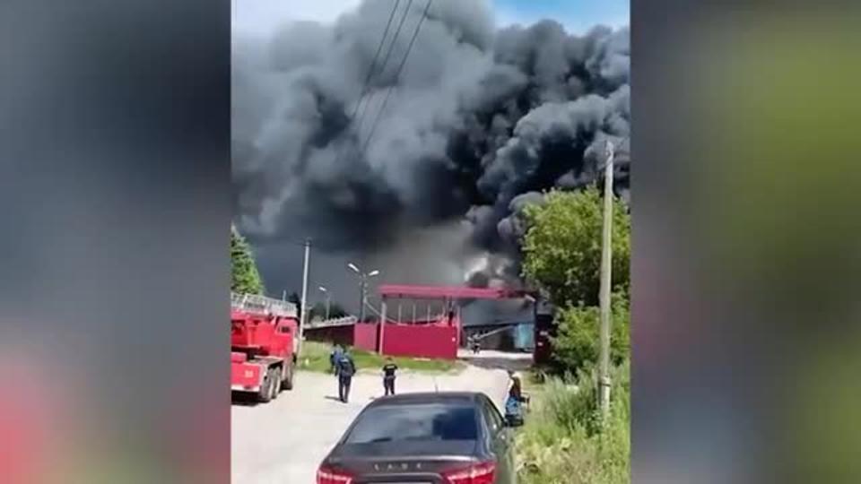 Полиэтилен горит на складе в Нижегородской области