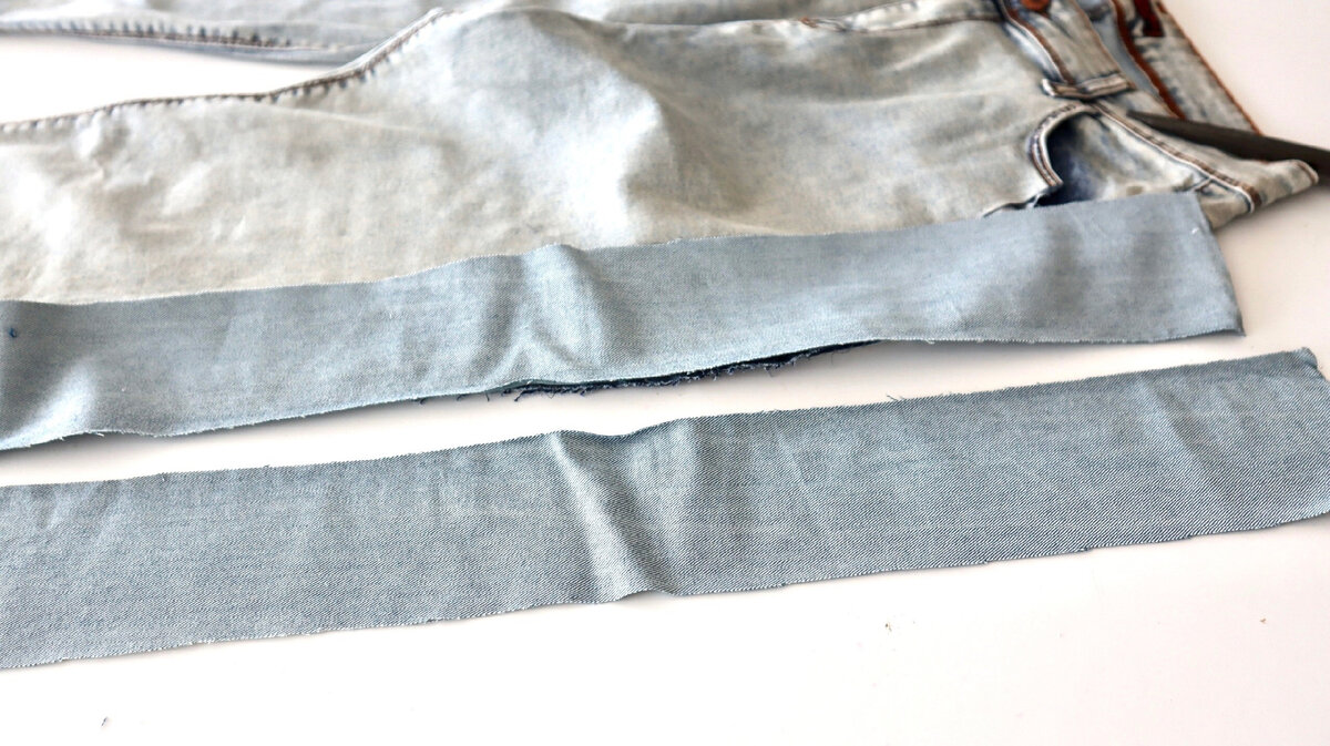 Всем привет! Как и другая одежда, джинсы на протяжении времени меняются. То есть, джинса остается та же, а вот фасон изменяется. Еще три года назад женщины в основном носили узкие обтягивающие джинсы.-6