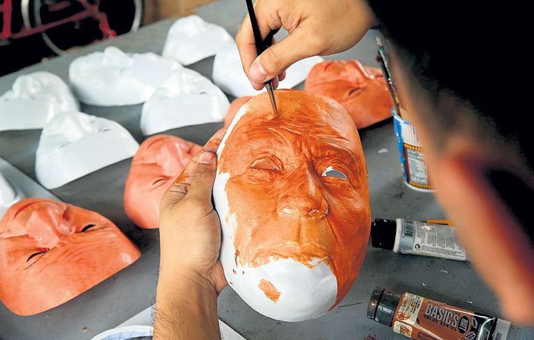 Маска президента считается лучшим филиппинским сувениром... Фото: © Reuters