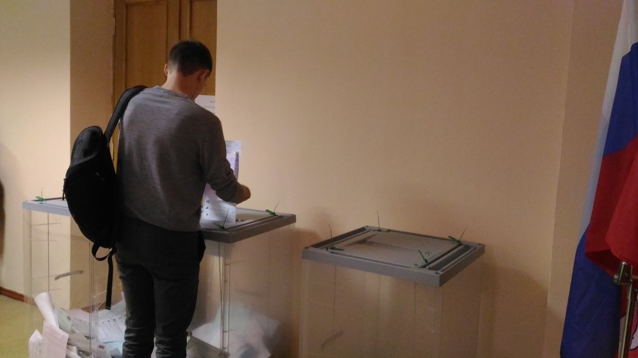 Мужчина сделал зарядку на избирательном участке в Челябинске
