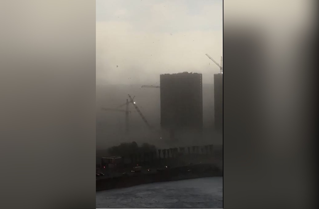 На Большевиков башенный кран рухнул из-за ураганного ветра