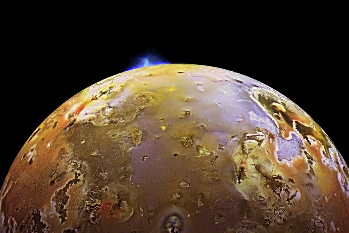 Извержение вулкана на спутнике Юпитера Ио. NASA/Galileo