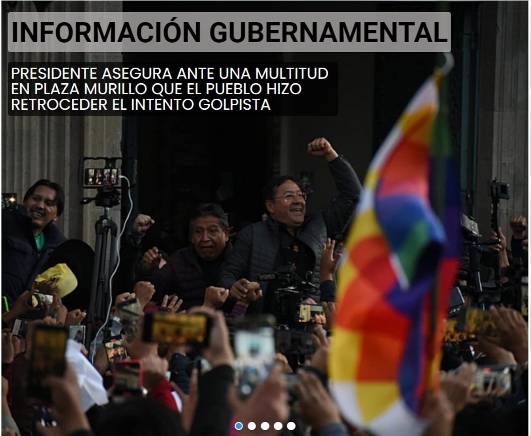    Скрин с телеканала Bolivia TV Президент Боливии Луис Арсе выступает перед собравшими у президентского дворца.