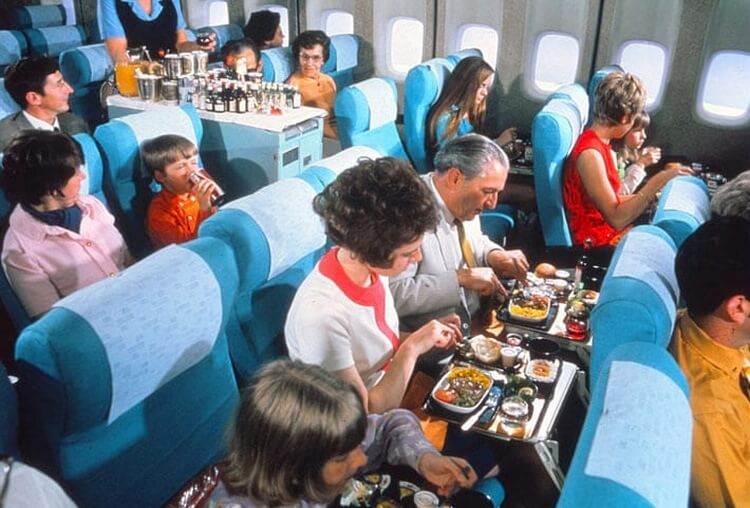 Вот как кормили в самолетах 50 лет назад Вот как кормили в самолетах 50 лет назад