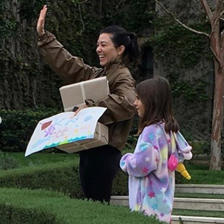 Парад автомобилей и Микки Маусы: как Кортни Кардашьян отметила день рожденья на карантине Парад автомобилей и Микки Маусы: как Кортни Кардашьян отметила день рожденья на карантине Звезды,Новости о звездах