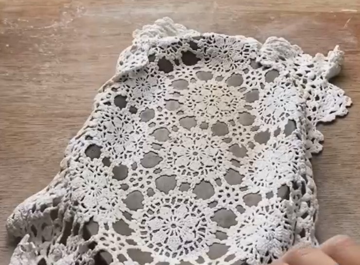 Невероятно красивая идея соединения глины и ажурной салфетки. Привнесите нотки изысканности в ваш дом декор,мастер-класс