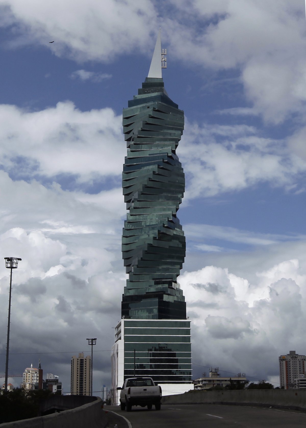 Самый закрученный сюжет. Небоскрёб f&f Tower (Панама-Сити, Панама). Спиральный небоскреб Индия. Небоскрёб f&f Tower.