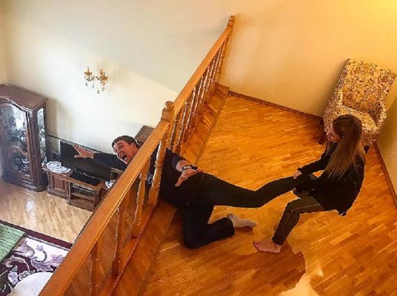 Андрей Чуев прыгает со второго этажа