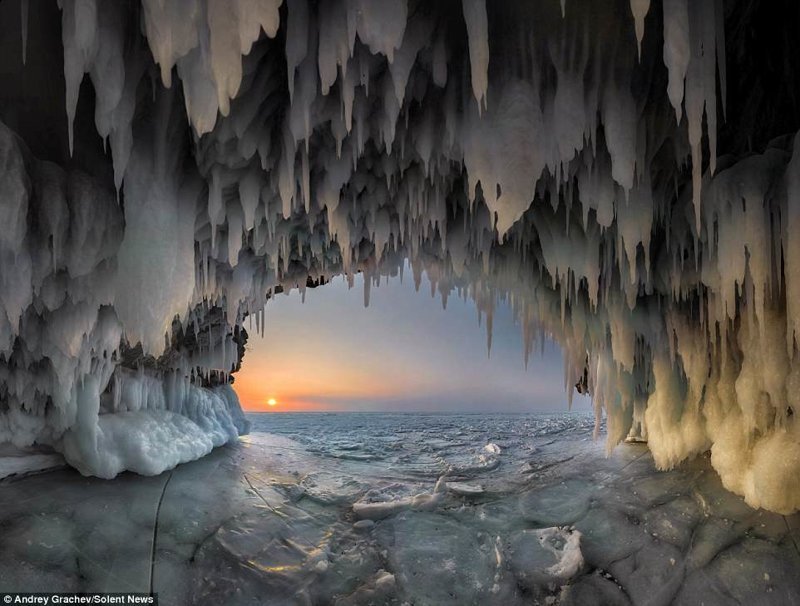 Такие ледяные пещеры или ледяные гроты с тысячами сосулек "сталактитов" образуются зимой на озере Байкал байкал, красиво, красивый вид, ледяные пещеры, пейзаж, природа, россия, фото