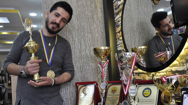 Турецкий парикмахер готовит сограждан к курортному сезону