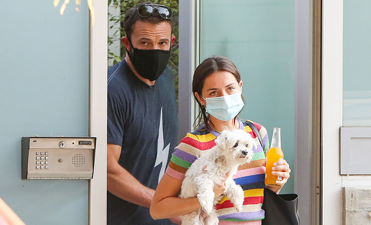 Снова вместе и с "обручальным" кольцом: Бен Аффлек и Ана де Армас спровоцировали слухи о помолвке