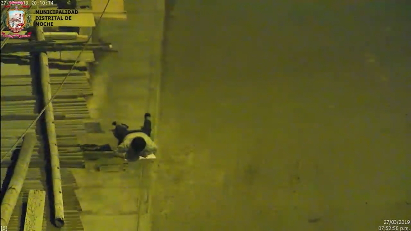 Мальчик каждый вечер делал уроки сидя на тротуаре, пока люди не сняли его на видео Мальчик каждый вечер делал уроки сидя на тротуаре, пока люди не сняли его на видео воспитание, дети, жизнь, истории, отношения, проблемы