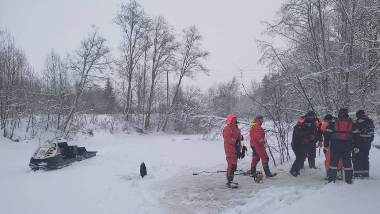 Обнаружено тело утонувшего. Женщина прыгнула в прорубь Оредеж. Утонула в проруби на крещение.