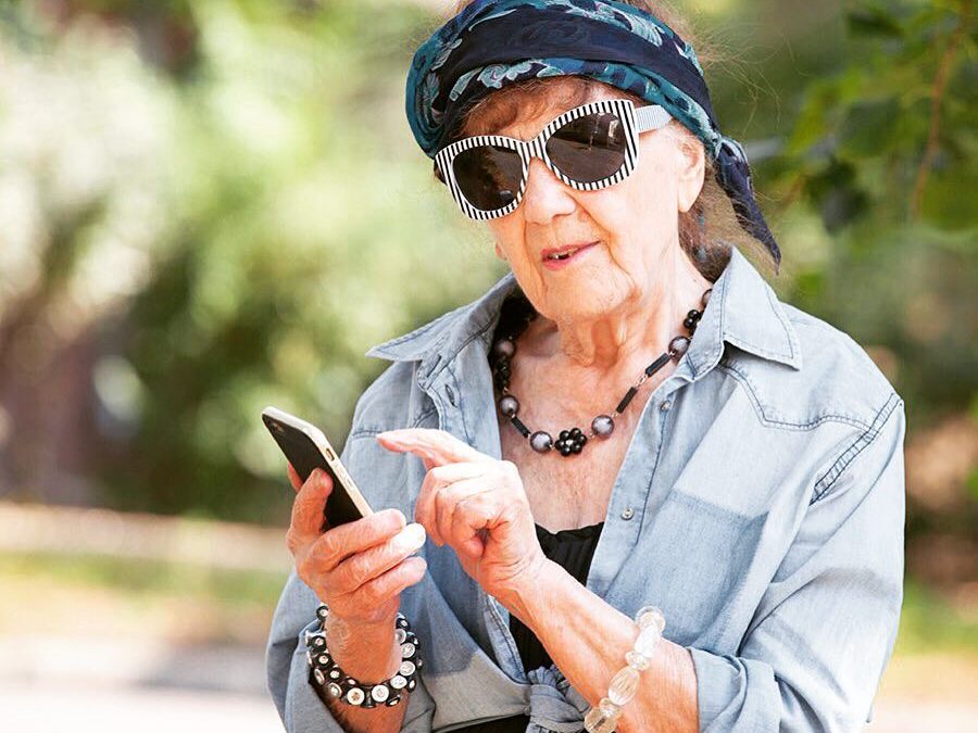 Тетет. Современная бабушка. Модные старушки. Модная бабка. Старушка в очках.