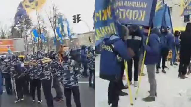 Видео: националисты собрались у посольства РФ в Киеве, чтобы не пускать россиян на выборы президента