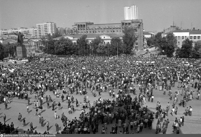 Митинг против путчистов на площади 1905 года. Август 91-го, Свердловск. история, факты, фото