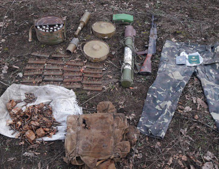 В ЛНР нашли тайник с оружием и документами бойцов ВСУ