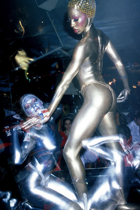 Раскрашенные металлической краской танцоры выступают на сцене дискотеки в Нью-Йорке, 1978 год Веселые, люди, эпоха