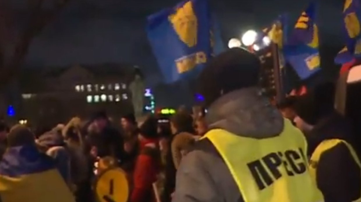 В красных шапках и с бенгальскими огнями: марш в честь Бандеры начался в Киеве