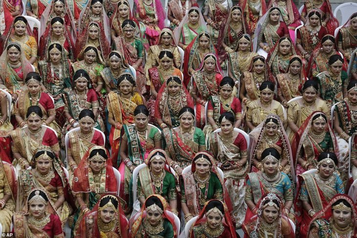 Коллективная свадьба невест из бедных семей  в Индии индия,свадьбы,традиции