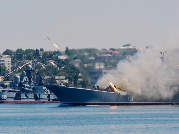 Ракеты запускает боевой корабль ВМФ России во время репетиции парада дня ВМФ России в Севастополе, Крым, 24 июля 2015 года. Фото / Associated Press